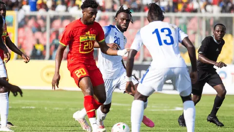 “42岁瓦妮莎惊艳逆袭：烈焰红唇夺目，荣登最美富婆宝座”